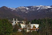 52 Celana e sullo sfondo i ripetitori di Valcava